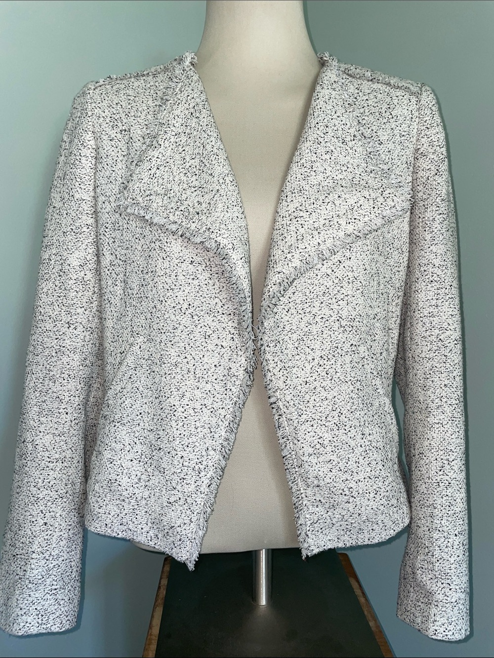 LOFT White Speckled Tweed Open-Front Blazer. Lined. Size 8.
